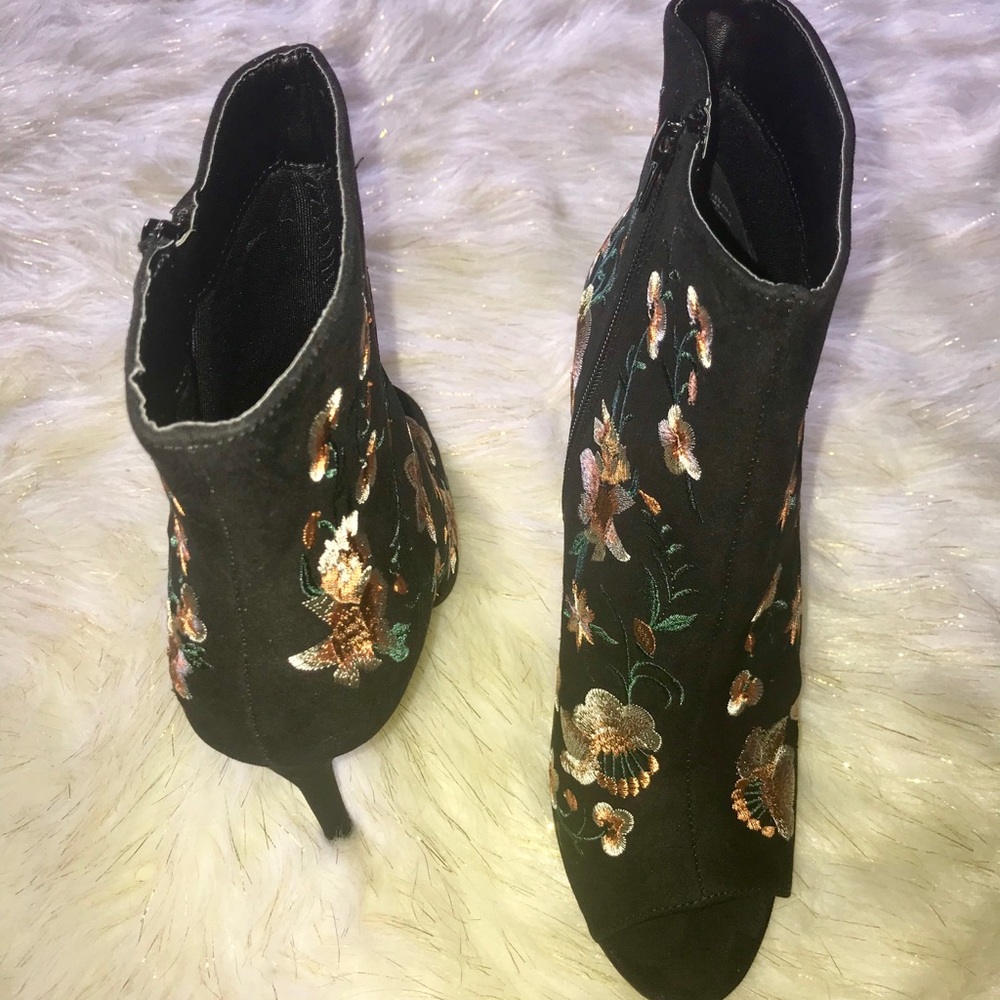 Black Booties 🖤👢 - Picture 4 of 5
